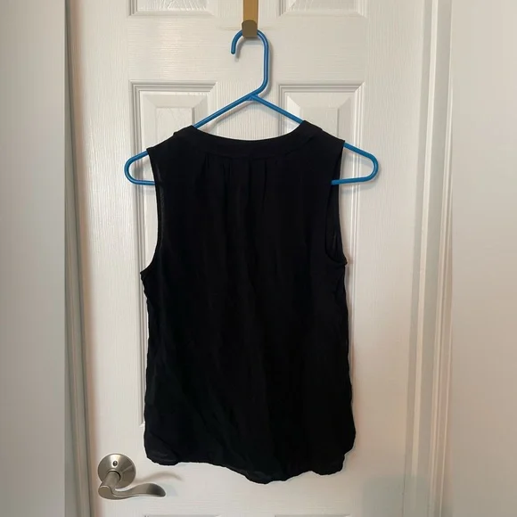 Old Navy Black Light Weight Sleeveless Top - Picture 2 of 4